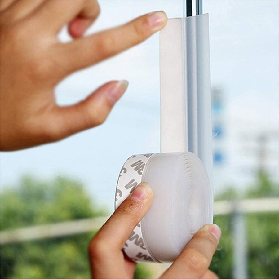 Door gap sealing strap