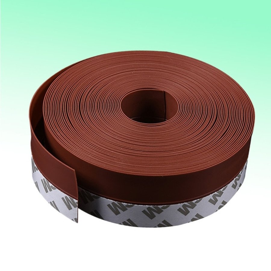 Door gap sealing strap